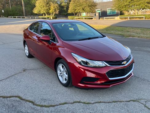 Used 2018 Chevrolet Cruze LT image 2