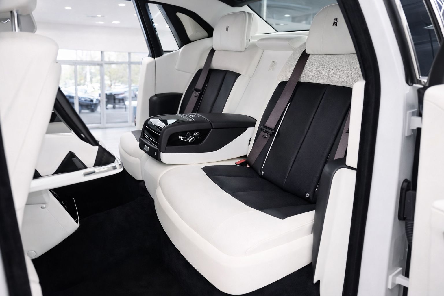 Used 2018 Rolls-Royce Phantom Sedan RWD image 9