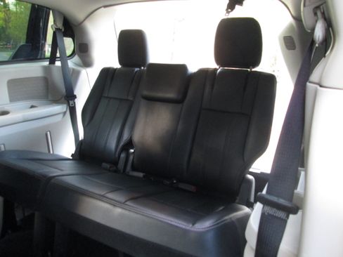 Used 2012 Chrysler Town & Country Touring image 13