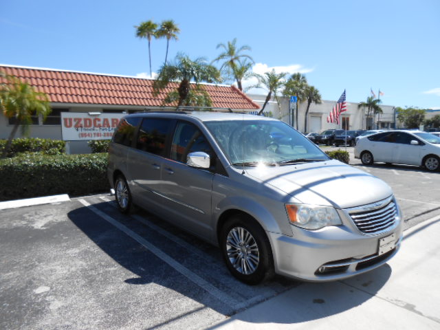Used 2014 Chrysler Town & Country Touring-L FWD image 7