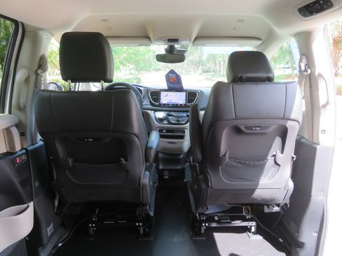 Used 2024 Chrysler Pacifica Touring-L image 26