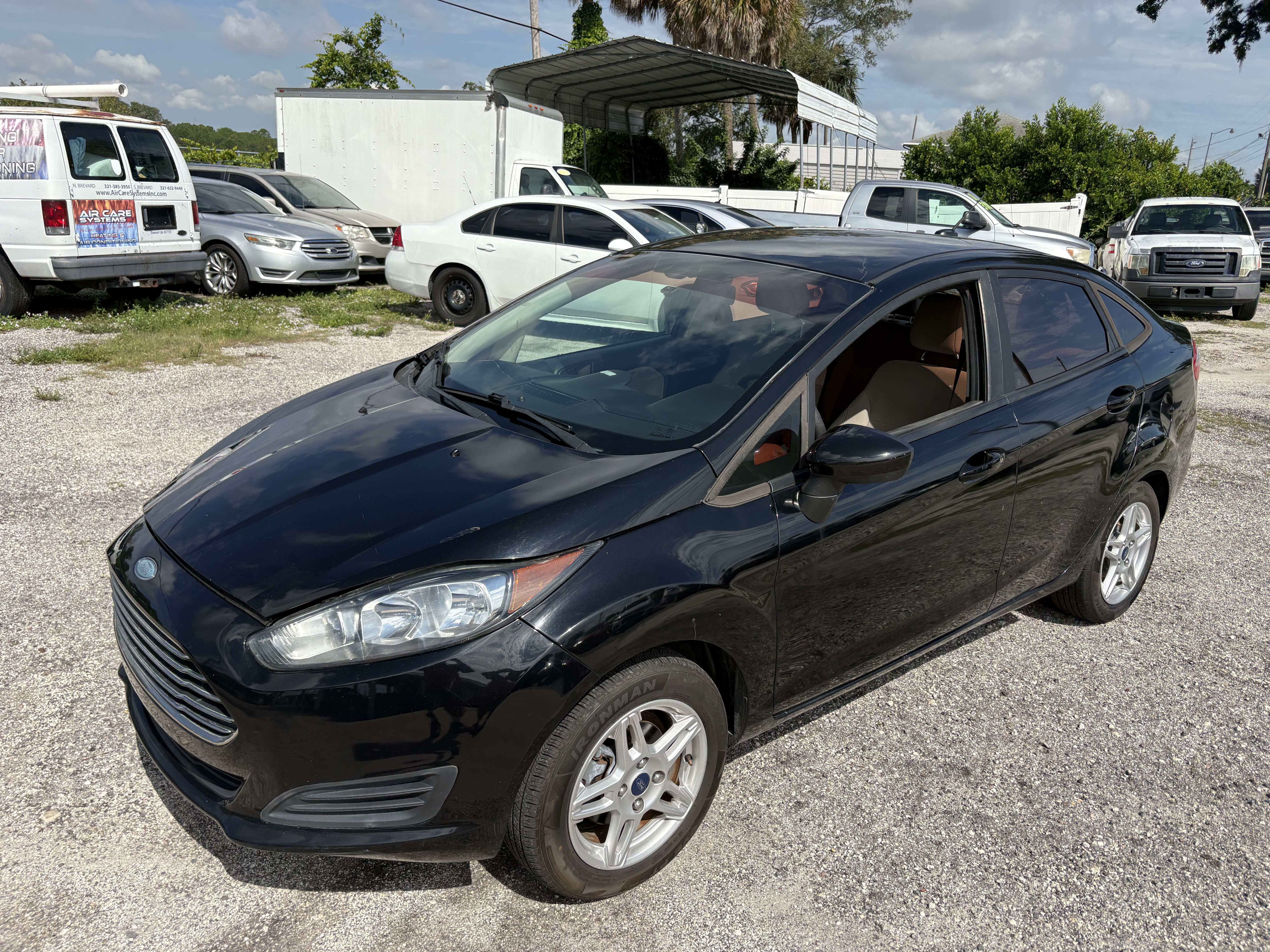Used 2017 Ford Fiesta SE Sedan FWD image 1