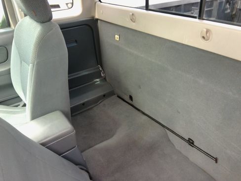 Used 2004 Nissan Frontier XE image 27