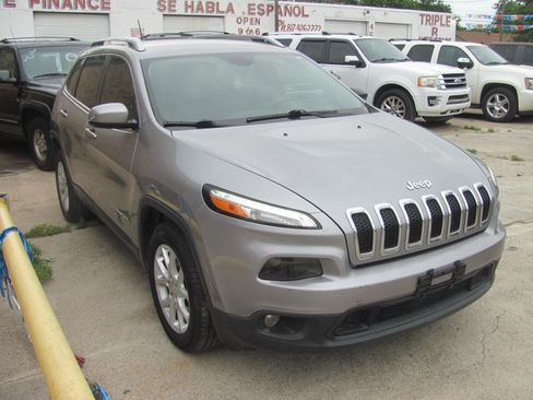 Used 2017 Jeep Cherokee FWD Latitude image 2