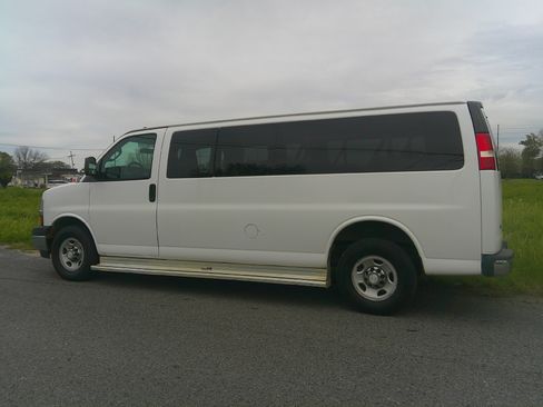 Used 2017 Chevrolet Express 3500 LT image 5