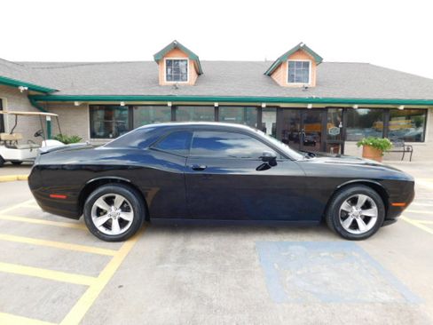 Used 2019 Dodge Challenger SXT image 10