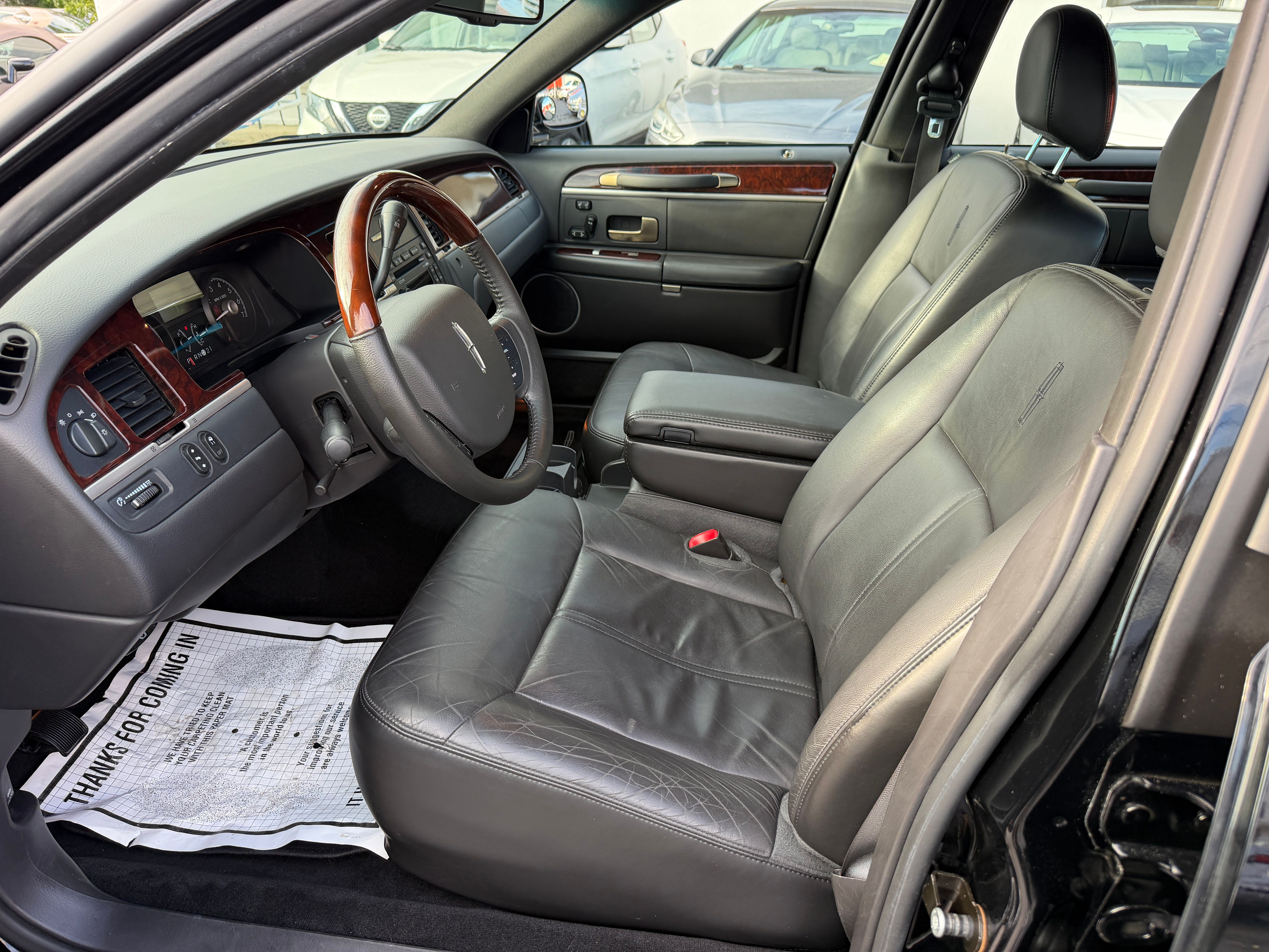 Used 2009 Lincoln Town Car Signature Limited RWD image 5