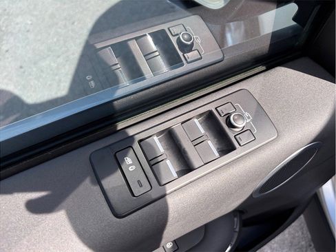 Used 2018 Land Rover Discovery SE image 21