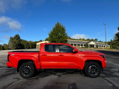 Used 2024 Toyota Tacoma TRD Sport image 3