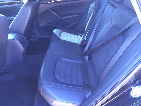 Used 2015 Volkswagen Passat TDI FWD image 8