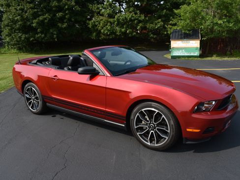 Used 2010 Ford Mustang Convertible RWD image 1