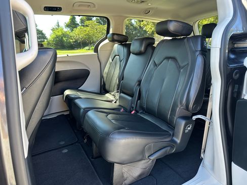 Used 2020 Chrysler Pacifica Touring-L Plus image 18