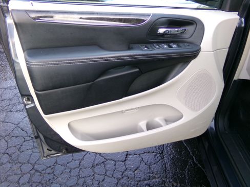 Used 2014 Chrysler Town & Country Touring-L image 14