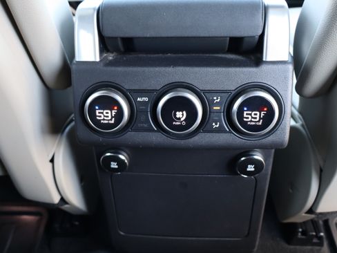 Used 2018 Land Rover Discovery HSE image 18
