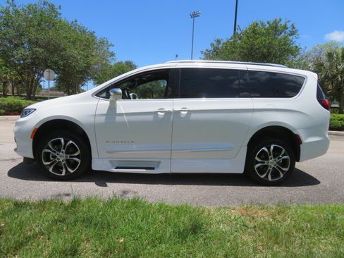 Used 2022 Chrysler Pacifica Pinnacle FWD image 14