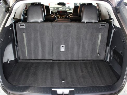 Used 2023 Toyota Highlander XLE image 10