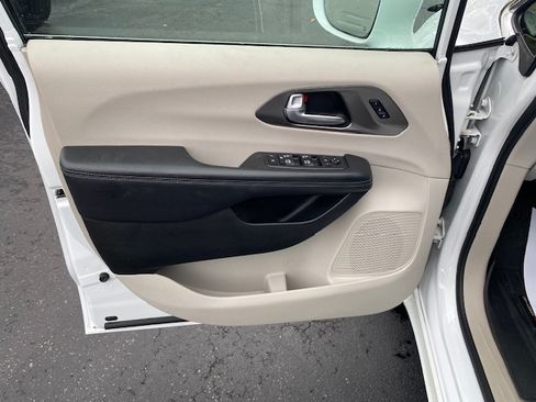 Used 2018 Chrysler Pacifica Limited image 20