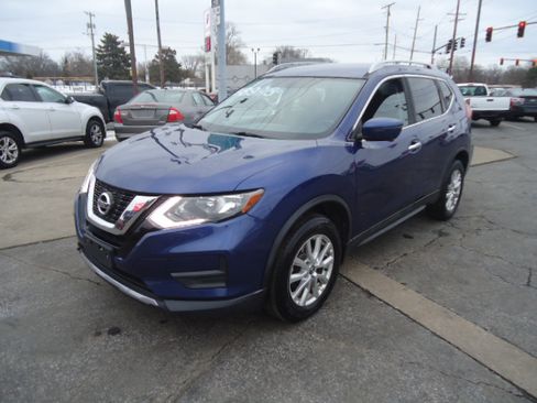 Used 2017 Nissan Rogue SV image 2