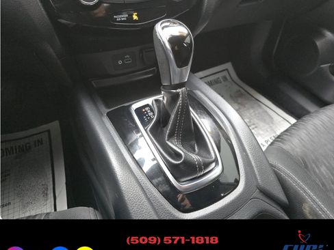 Used 2018 Nissan Rogue SV image 11