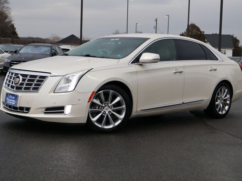 Used 2014 Cadillac XTS Luxury image 2