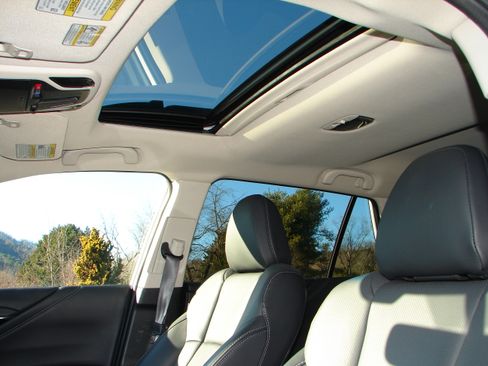 Used 2021 Subaru Outback Limited XT image 3