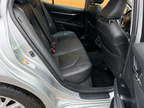 Used 2018 Toyota Camry XLE image 11