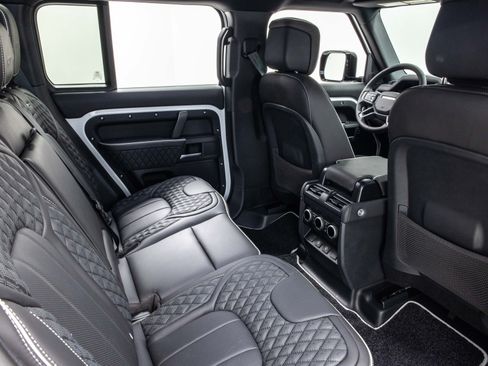 Used 2025 Land Rover Defender 110 X-Dynamic SE image 25