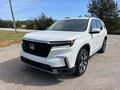 Used 2025 Honda Pilot Touring image 3