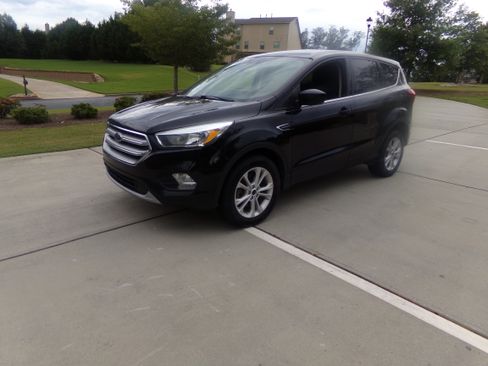 Used 2019 Ford Escape 4WD SE image 1