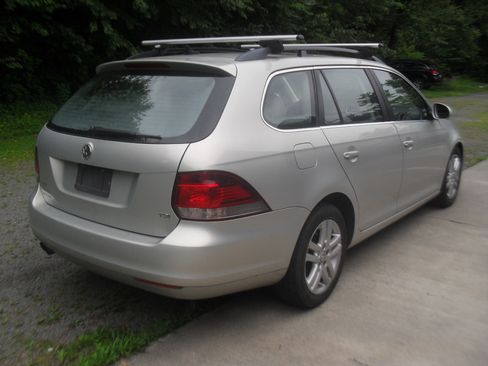 Used 2011 Volkswagen Jetta TDI SEL image 2
