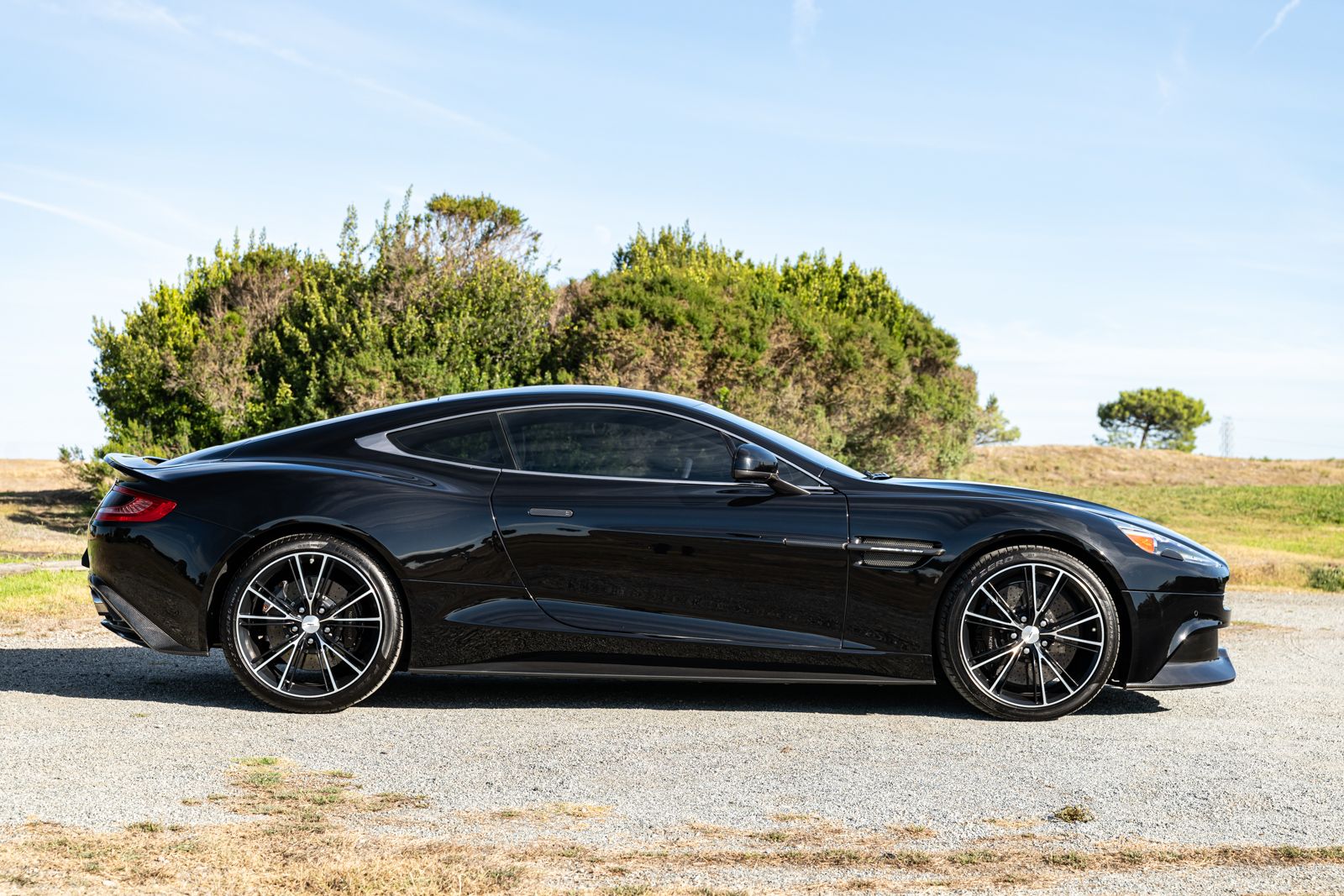 Used 2014 Aston Martin Vanquish Coupe RWD image 2