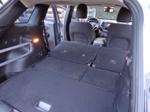 Used 2014 Jeep Cherokee Sport image 16