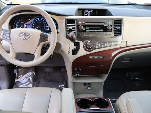 Used 2014 Toyota Sienna XLE image 18