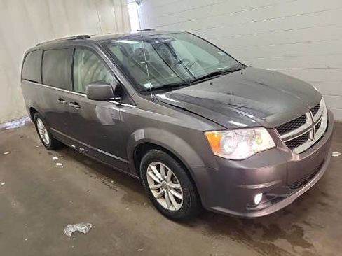 Used 2019 Dodge Grand Caravan SXT image 2