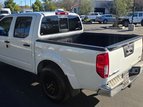 Used 2016 Nissan Frontier SV image 39