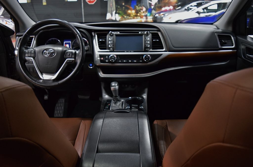 Used 2018 Toyota Highlander Limited V6 w/ 3rd Row FWD image 26