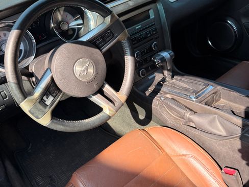 Used 2011 Ford Mustang RWD image 3