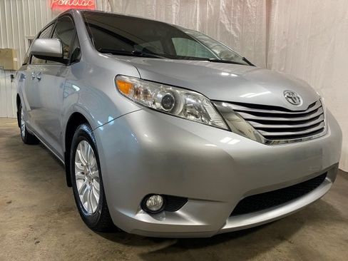 Used 2017 Toyota Sienna XLE Minivan FWD image 33