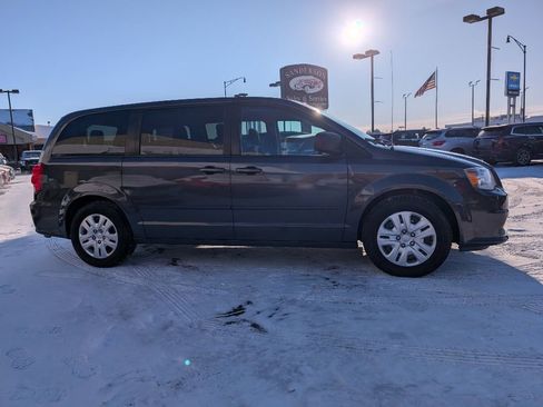 Used 2017 Dodge Grand Caravan SE image 3