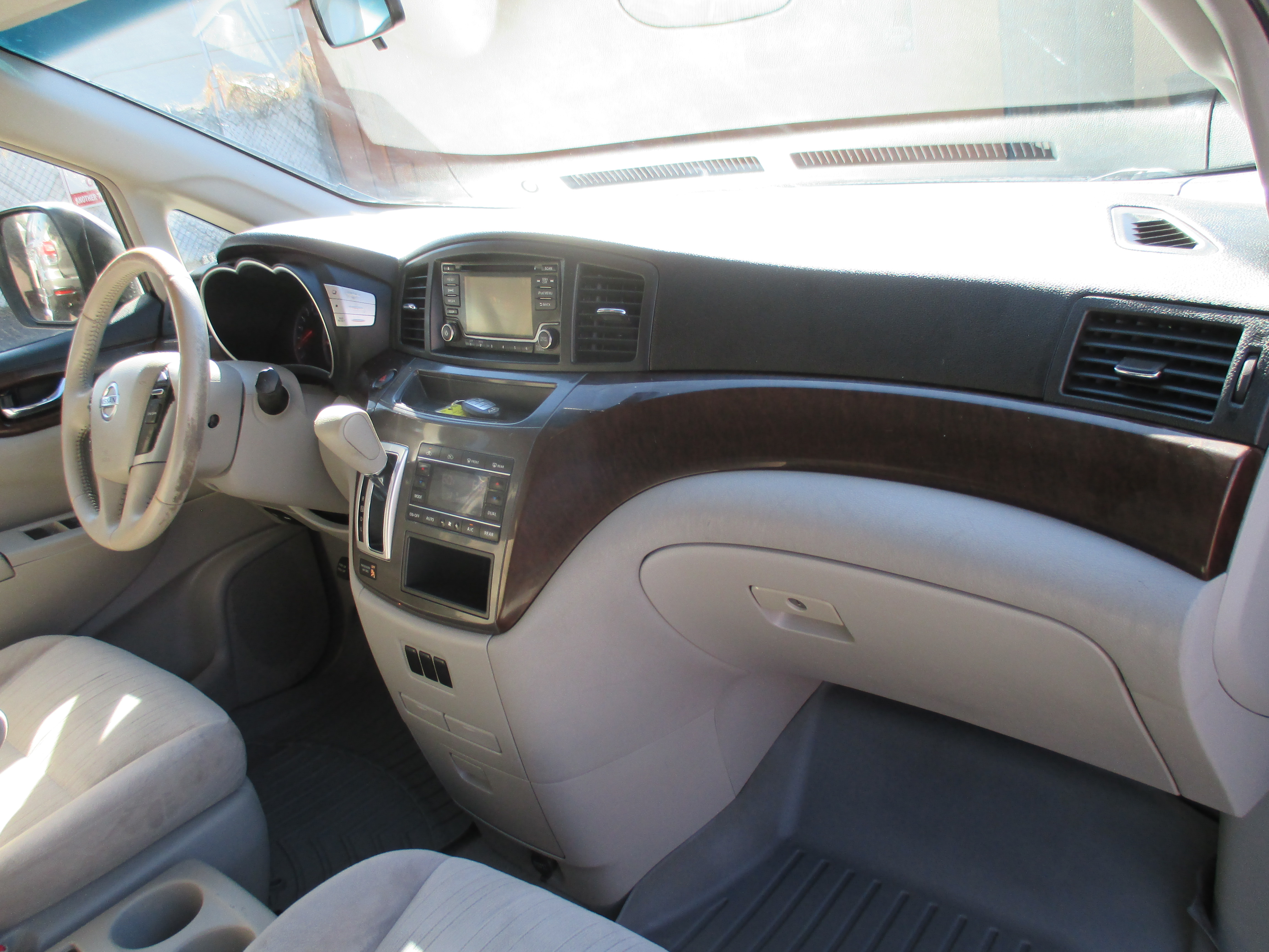 Used 2016 Nissan Quest SV Minivan 4D FWD image 4