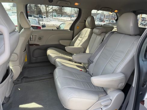 Used 2011 Toyota Sienna XLE image 15