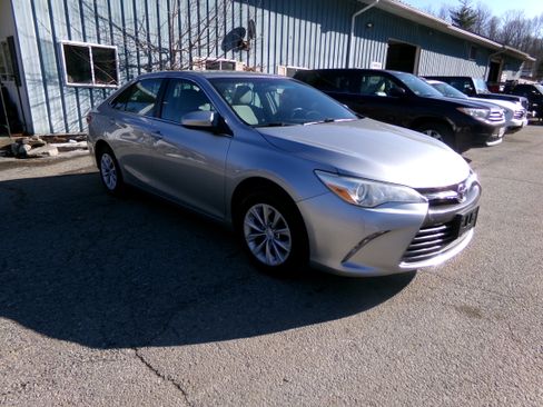 Used 2016 Toyota Camry LE image 3