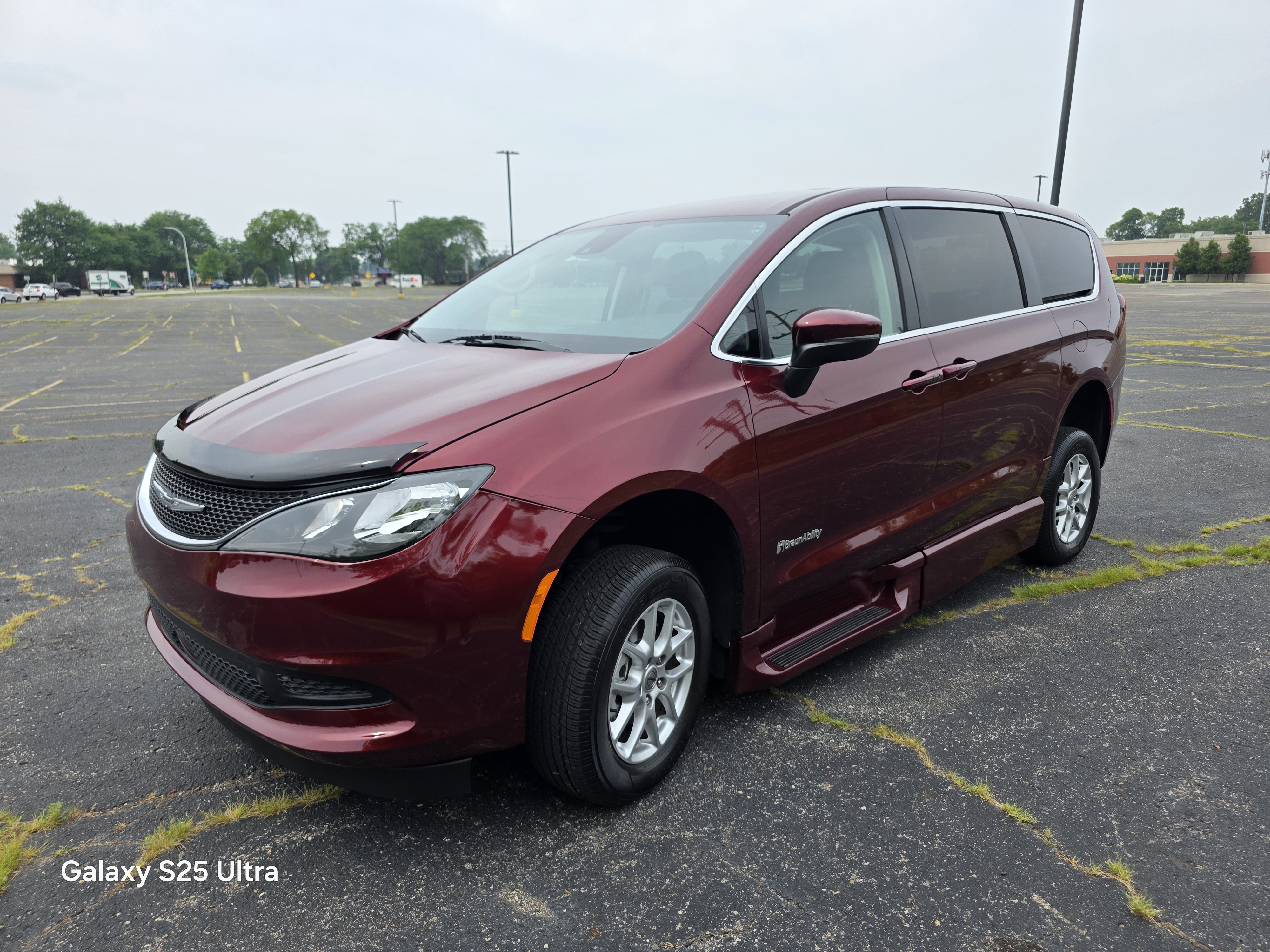 Used 2023 Chrysler Voyager LXi FWD image 9