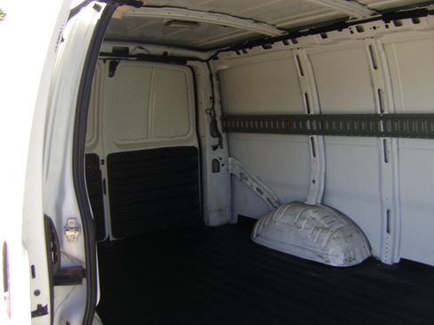 Used 2010 GMC Savana 1500 image 14