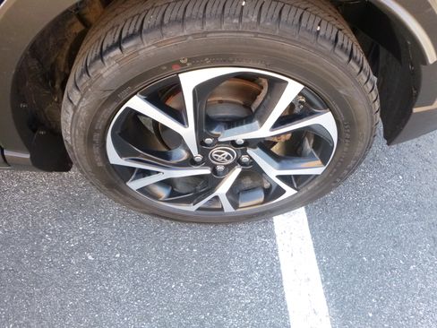 Used 2021 Toyota C-HR XLE image 9