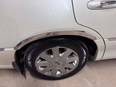 Used 2004 Lincoln Town Car Ultimate image 30