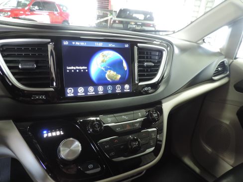 Used 2020 Chrysler Pacifica Touring-L Plus image 37