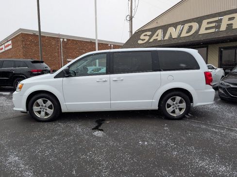 Used 2018 Dodge Grand Caravan SE image 2