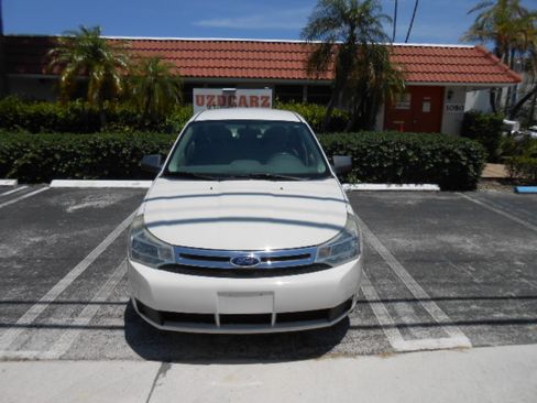 Used 2010 Ford Focus SE Sedan FWD image 8