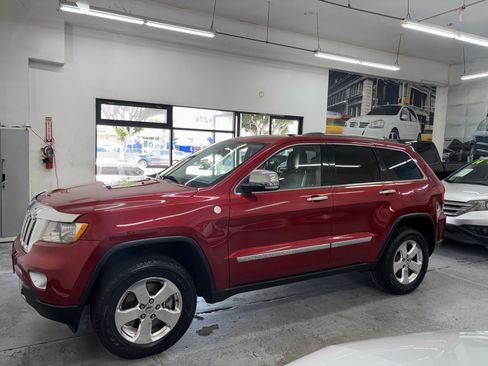 Used 2011 Jeep Grand Cherokee Limited image 3